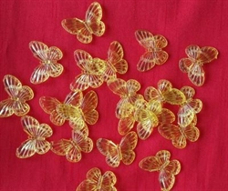 16 - 18 gule dekorations sommerfugle. Vingefang ca. 4 cm.