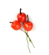 3 stk. små røde æbler på tråd. Ø ca. 1,8 cm.