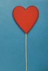 Et stk Rødt hjerte på træpind. Hjertet måler ca. 9,5 cm.
