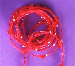 3 meter. Rødt bånd på tynd formbar wier, perler og hjerter.