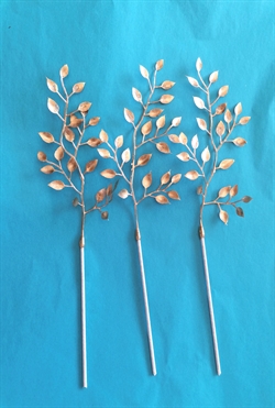 3 x små fine guldfarvede blade på kraftig tråd. Velegnet i dekorationer som stikpynt. Bladene ca.8 cm.  + tråd.