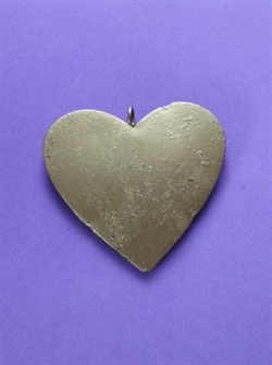 Et stk. rustik "guld" hjerte med øje til ophængning. Ca. 8 x 7 cm.