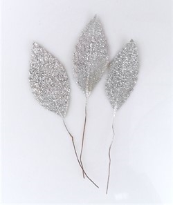 3 stk. sølv glitter dekorations blade på tråd. Længde uden tråd ca. L. 8 cm