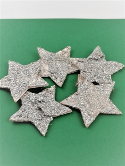 5 stk. Bark stjerner med sølv glitter. Ø ca. 6 cm. Pynt i dekorationer, på dugen m.m.