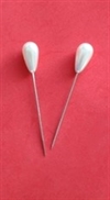 2 stk. Dråbeformet Perlemor perler med nål.Længde ca.6,5 cm.