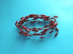 Bordeaux farvede perler på wire. Formbar.Længde  ca. 2,8 meter