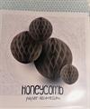 Honeycomb. Ball paber 40 cm. Farven mørk grå. Du får et stk. på 40 cm.