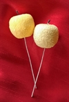 2 stk. Dekorations æbler på tråd ø ca. 4 cm. Er som på foto i de viste gule farver.