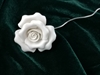 Et stk keramik rose med formbar bonzai tråd. Ø på rosen ca. 5 cm.