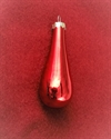 Blank dråbeformet rød glaskugle for ophængning. Længde Ca.8 cm.