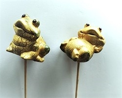2 stk. keramik. Frø på træ pind.
