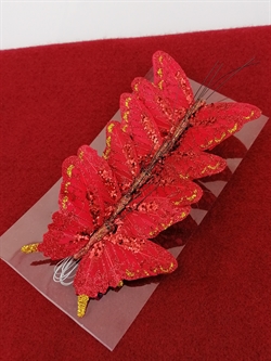 6 stk. røde sommerfugle med glitter. På tråd. Vingefang ca. 8,5 cm.