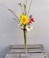 Glas vase. Højde ca.   27 cm.  Ø målt foroven ca. 2,5 cm.  Med rund fod. Leveres uden blomster.