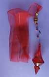 Et stk. Rød Prisme med perle og langt bånd