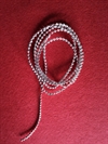 2 meter støbte dekorations perler på snor. Perlerne måler Ca. 3 mm. Sølvfarvede.