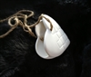 Et stk. Hvid keramik hjerte med snor til ophængning.  14 x 14  cm. Åbning 5,5 cm.