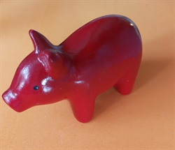Rød keramik dekorations gris. H. 6,5 cm Længde 10,5 cm.