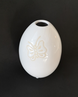 Hvid vase med sommerfugl. Hullet i vasen Ca. 2,5 cm.