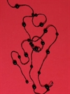 Lang dekorationskæde med perler. ca. 1,75 cm.