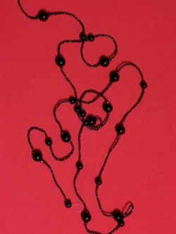Lang dekorationskæde med perler. ca. 1,75 cm.