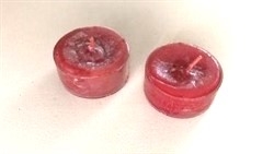 Et stk fyrfad lys almindelig størrelse. Rustik look.Rød.