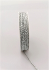 Rulle med ca. 10 meter sølv kordel bånd / Snor. Brede 2 mm.