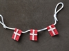 Danske flag på snor. De enkelte flag måler Ca. 3 x 2 cm. Plus snor.