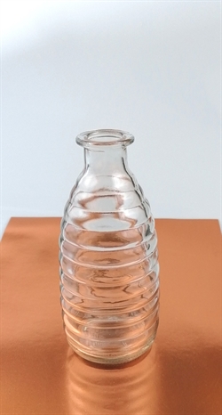 Glasvase med riller. Højde ca. 15 cm. Ø målt i bunden af flasken Ca. 6 cm.