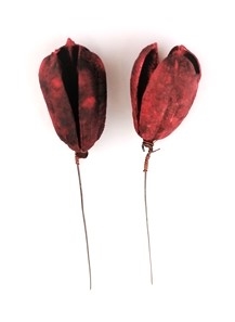 2 stk. Frøstande på tråd til dekorations brug. Højde ca. 5 cm + tråd.