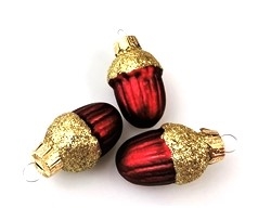 3 stk. Glaskugler med form som agern. Mat rød med guld. Højde ca. 5 cm.