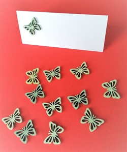 Små flade træ sommerfugle. Velegnet til bordkort, pynt i dekorationer m.m. Vingefang ca. 2 cm.