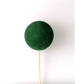 Grøn  velour look. Ø 6 cm. På træ pind.