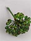 Bundt med kunstige dekorations stikkels bær på tråd.. De enkelte bær måler ca. 1,2 cm.