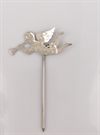 Metal engel på metal pind. Velegnet ude som inde. Længde på englen 7,5 cm. Højde med spyd 13 cm.