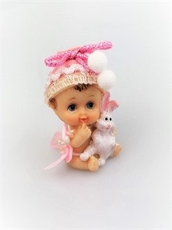 Dekorations pynt. Baby pige med kanin. Højde ca. 6 cm