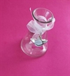 Et stk. glasvase med sølvfarvet stjerne  og hvidt bånd. Højde på vasen 10 cm Ø i bunden7 cm.