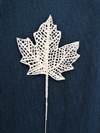 Et stk.  hvid dekorations blad på tråd.  Ca. ø ca. 9 cm.
