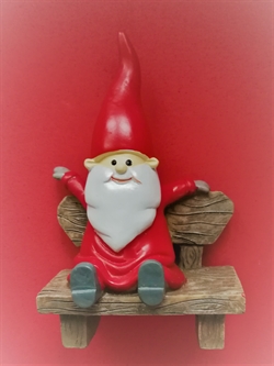 Nisse / julemand på bænk. Højde  ca.11,5 cm. brede ca 7,5 cm.