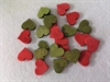 22 - 24 Stk. små røde og grønne træ hjerter. Ca. 2 cm.