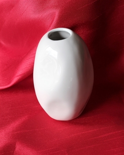Hvid vase. Højde Ca. 14 cm. Ø foroven ca. 2,5 cm