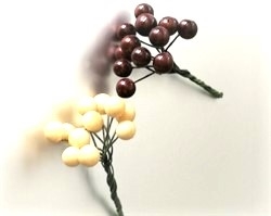 2 bundter med dekorations bær. Ø på det enkelte bær ca. 1 cm.