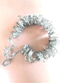 Sølv farvet Lametta snor kan formes. Ca. 7,5 meter.