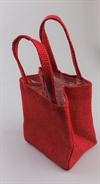 Et stk. Jutepose rød. Ca. 13 x 9 cm. H. 14 cm. Med plastindlæg. Fin med blomst som gave.