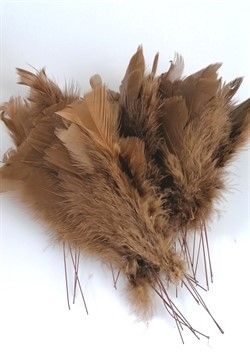 En pakke med 24 stk. brune dekorations fjer på tråd. . Længde på fjerene ca. 13 til 15 cm. + tråd.