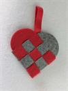 Filt hjerte. Rød / grå. Ca. 11 cm. Åbent hjerte der kan lægges småting i hjertet.