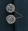 2 stk. Tråd kugler lige til at sætte i dekorationer m.m. Ø ca. 4 cm. Sølvfarvede.