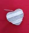 Et stk. keramik hjerte. Sølv/hvid til ophængning. ca. 6 cm. Tykkelse ca. 3,5 cm.