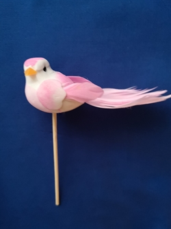 Et stk. dekorations fugl. Lys rød / pink. På pind. Længde fra næb til halespids Ca. 11 cm x 4 cm.