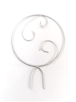 Blomster bue. Rund. Ø ca. 22 cm. + ben. Sølvfarvet. Metal. 