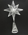 Topstjerne til juletræ. Metal. Hvid/sølv. Selve stjernen måler Ca. 21 cm. Spiralen Ca. 10 cm.